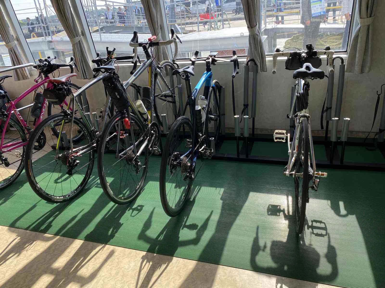 船内の自転車ラック